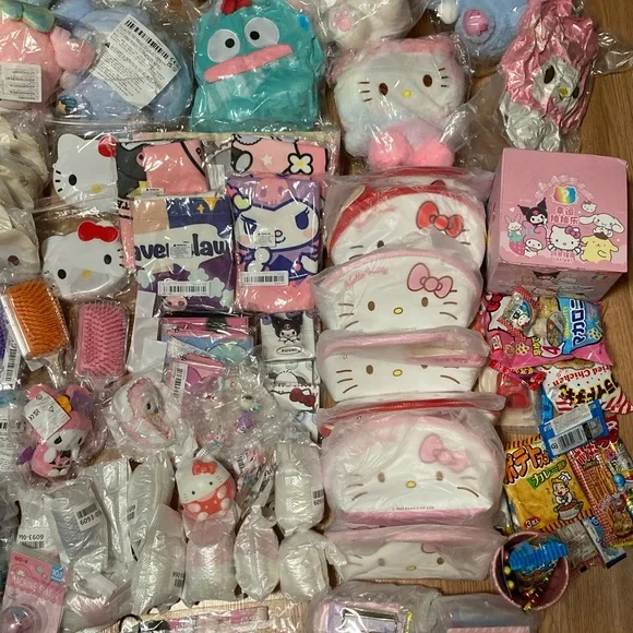 XL Sanrio Lucky Bag - Picture 4 of 7